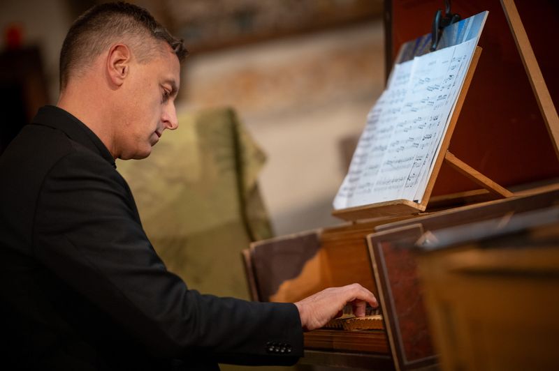 Al clavicembalo, durante un concerto